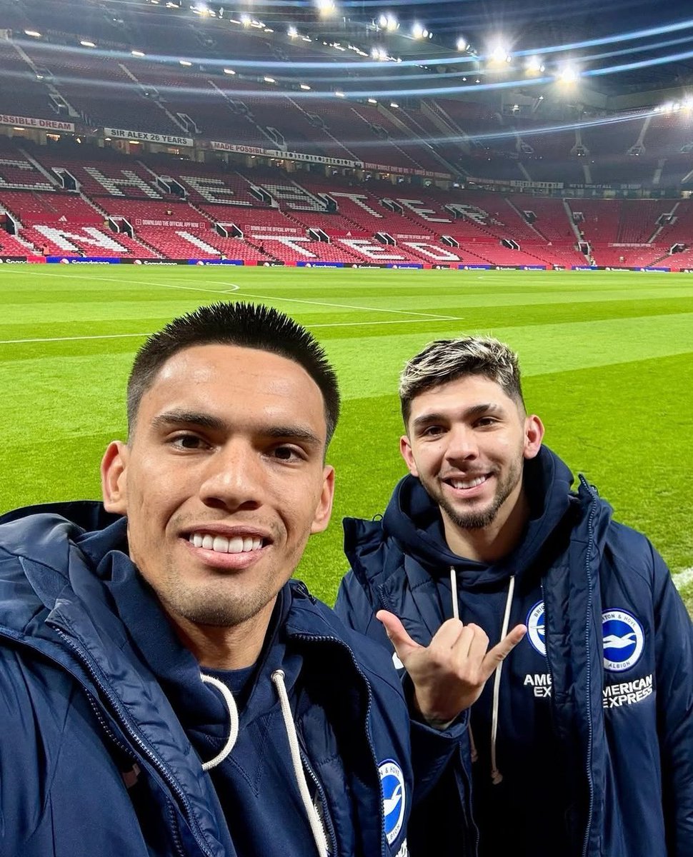 SrFutbolPy's tweet photo. Miren lo que es esto: Diego Gómez y Julio Enciso dejando un recuerdo en Old Trafford, el Teatro de los Sueños. De Paraguay para el mundo. ❤️🇵🇾 https://t.co/qmnazfhDMt