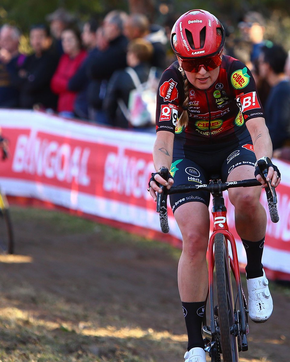 A thrilling race in Benidorm!🤩🔥 Eli Iserbyt powered to 2️⃣nd place, backed by great teamwork of <a href="/vth_michael/">Michael</a>.💪🏼 Also our women riders showed strong performances on a fast and challenging course.🙌🏼

#PauwelsSauzenCibelClementines
📸 Photopress
