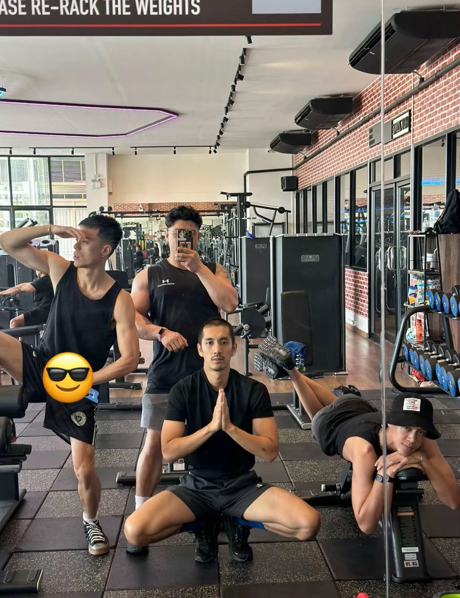 ตอนแรกเลื่อนผ่านรูปนี้ก็ไม่ได้อะไร จนกระทั่งมองคนที่นอนอยู่ด้านขวาล่างดีๆ