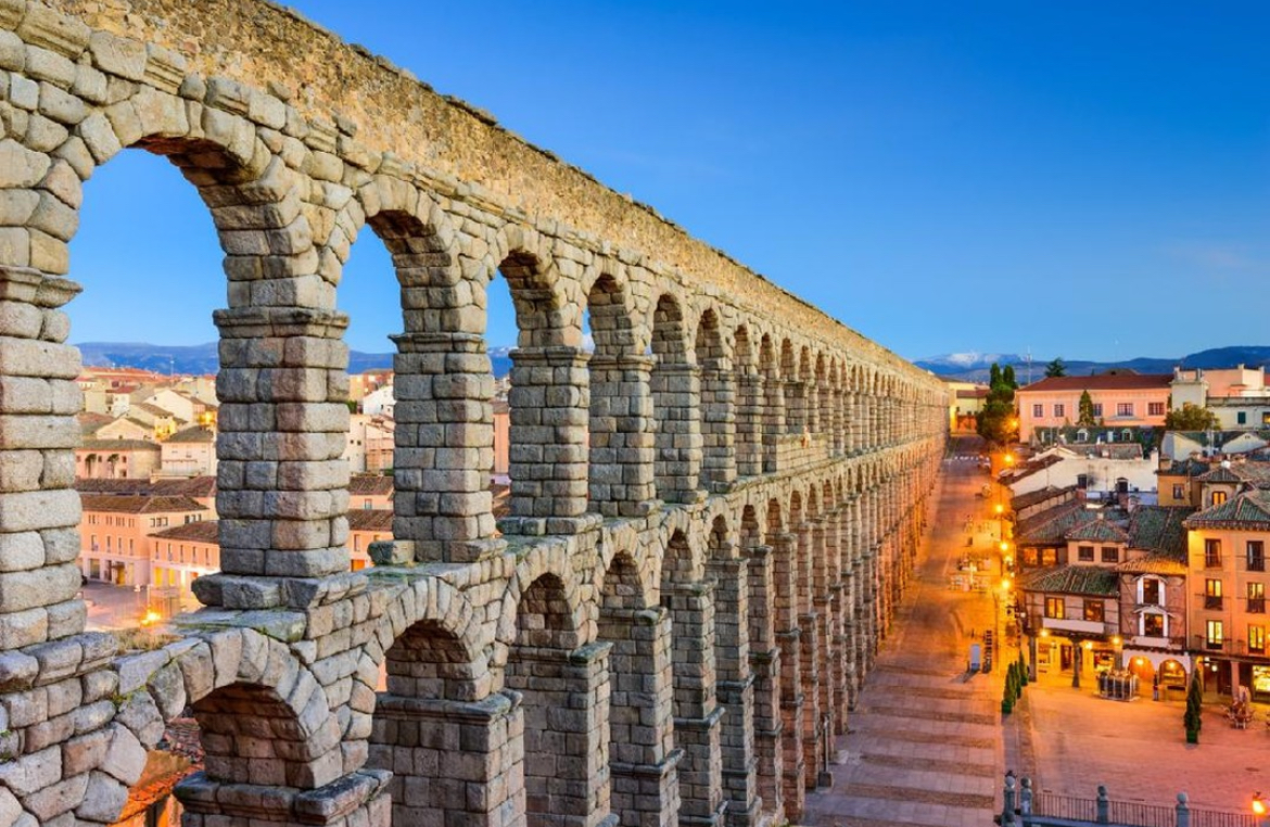 Despedimos este domingo con esta espectacular fotografía del Acueducto de Segovia. Un monumento único que puedes descubrir desde los salones de El Mesón de Cándido. ¡Te esperamos!