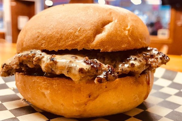 XEmmaj9's tweet image. Juicy, delicious, and just what I needed! 🍔 A beef burger that's packed with flavor—lunch goals achieved! 😋 Who else is a fan of a good burger? #LunchVibes #BurgerLovers #Foodie