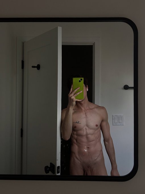 1 pic. Got a load fucked out of me this morning. https://t.co/eTWMBskrRN