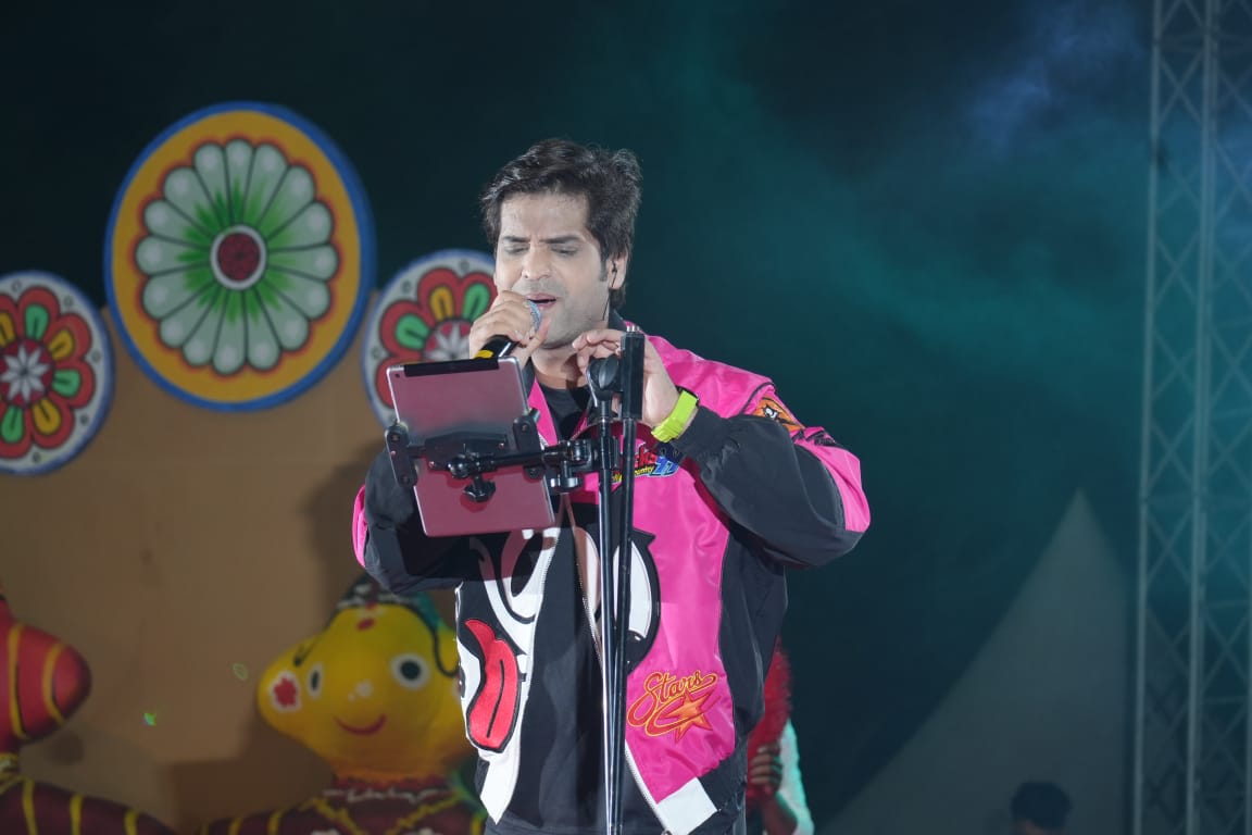 BalasoreOrmas's tweet photo. π₯ Swayam Padhiβs performance at #Kosamb2025 was nothing short of spectacular! His soul-stirring music & infectious energy made the grand finale unforgettable.
#GrandFinale #LiveMusic #SwayamPadhi #pallishreemela2025 #Balasoreevent https://t.co/MdWQbgtnbp