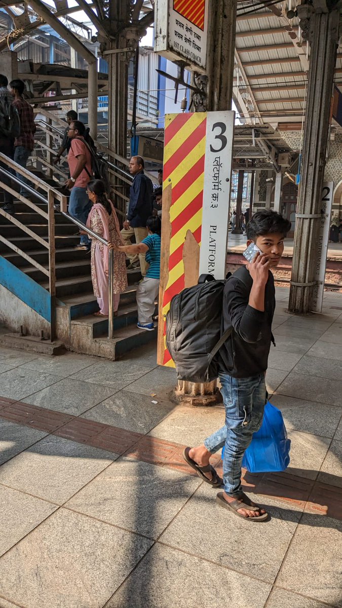 amit3d's tweet image. Casual state around Mumbai stations-
1. A dog in middle of ticket booking lane
2. Dangerous board right near staircase - Bandra
3. Damaged platform edge. Risky those who are de-boarding- Mahim
4. Poor Roads outside Prabhadevi station which lead to global financial centers