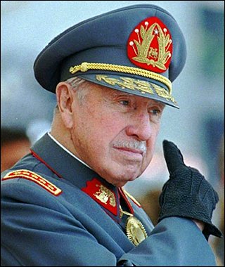 abuviktor1's tweet image. Однажды Аугусто Пиночет выступал перед народом:
- Секрет хорошей жизни в стране прост,- начал диктатор. Толпа с интересом смотрела на вождя.
- Кропотливый труд...
Площадь покинуло несколько сотен человек.
- Соблюдение закона...
С площади ушла еще сотня.
- И никакого коммунизма!-…