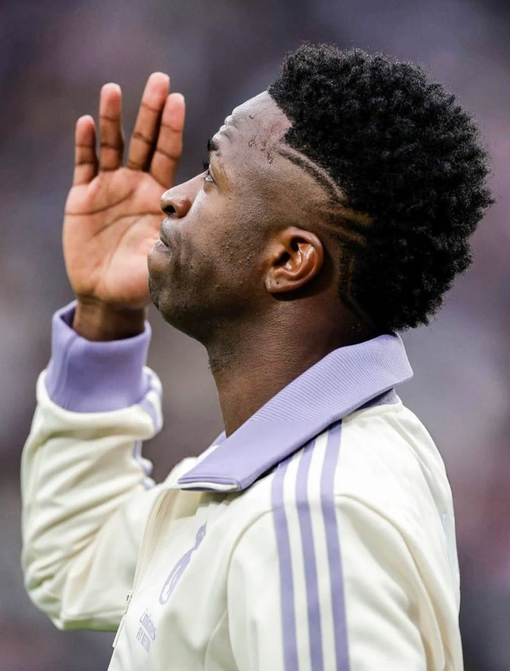 CadRM7's tweet photo. Alguien puede explicarme porque hay madridistas diciendo que sin Vinicius somos mejores? Vini nos ha salvado el culo muchisimas veces. Esta en un mal momento? Si, totalmente. Pero aun asi ha aportado mucho al equipo, en muchisimos partidos, a mi damelo siempre en mi equipo https://t.co/SFTO6ybOfd