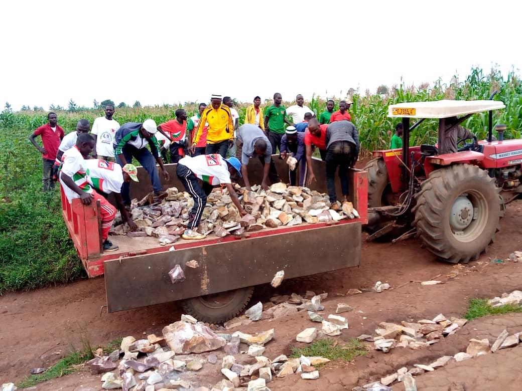 CNDDFDDBugendan's tweet photo. #Bugendana: Uburongozi bw'Umuhari w'Imbonerakure muri #Komine #Bugendana yagutse bwarategekanije umugenzo w'ukuramukanya. Uyu musi #imbonerakure za #Mutaho yakera zagendeye izo muri #Bugendana yakera bakaba bahereye kubikorwa rusangi bakoreye k'umutumba #Bitare @CNDDFDDBugendan https://t.co/edP2wBrOKF