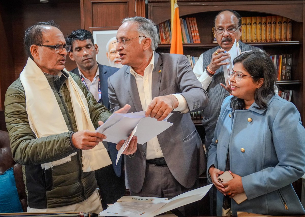 Dr. Neha Tiwari (@drnehatiwari4) on Twitter photo Delighted to have Dr. Shiv Kumar Agrawal brief Shri Shivraj Singh Chauhan <a href="/ChouhanShivraj/">Shivraj Singh Chouhan</a> Hon'ble Minister of Agriculture and Farmers' Welfare, Government of India, on the progress of ICARDA-FLRP, Amlaha <a href="/BaumBCI/">Michael Baum</a> <a href="/ShivKAgrawal/">Shiv Agrawal</a> <a href="/OfficeofSSC/">Office of Shivraj</a> <a href="/ICARDA/">ICARDA</a> Delighted to have Dr. Shiv Kumar Agrawal brief Shri Shivraj Singh Chauhan <a href="/ChouhanShivraj/">Shivraj Singh Chouhan</a> Hon'ble Minister of Agriculture and Farmers' Welfare, Government of India, on the progress of ICARDA-FLRP, Amlaha <a href="/BaumBCI/">Michael Baum</a> <a href="/ShivKAgrawal/">Shiv Agrawal</a> <a href="/OfficeofSSC/">Office of Shivraj</a> <a href="/ICARDA/">ICARDA</a>