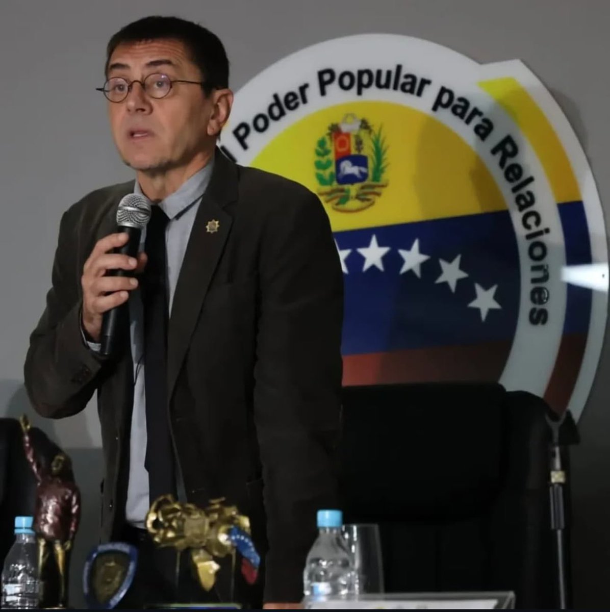 Monedero ha brindado una conferencia magistral a la policía chavista sobre el respeto a los ddhh. El magno evento ha tenido lugar en el Helicoide, un centro de detención en el que se han documentado torturas. El politólogo habla de la necesidad de que haya “filósofos policiales”.