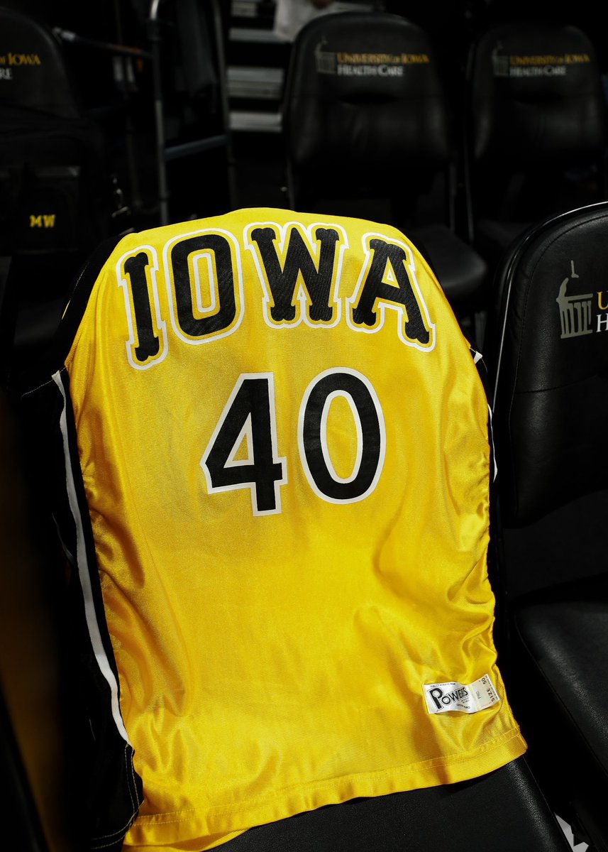 Benjaminandera's tweet image. 1/19/93
#CMS40
#Forever40
⚫💛🏀