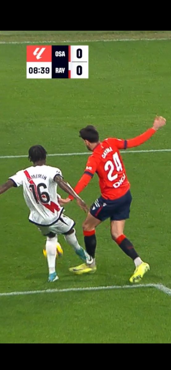 0-1 va ganando el Rayo Vallecano en El Sadar con uno de los ROBOS de la temporada. Como no a OSASUNA. El VAR no quiso pitar este PENALTI CLARÍSIMO a los rojillos. QUE VERGÜENZA DE LIGA #OsasunaRayoVallecano