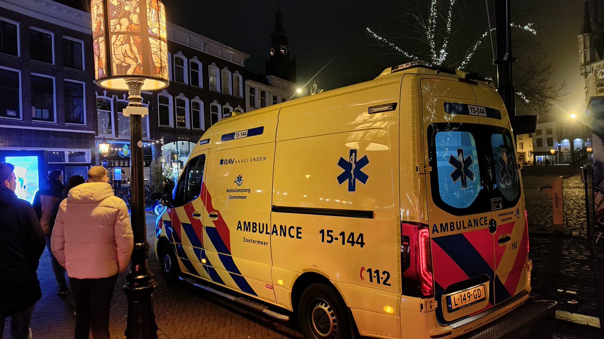 Vrouw (84) valt in horecagelegenheid op de Markt in Gouda, hoofdwond