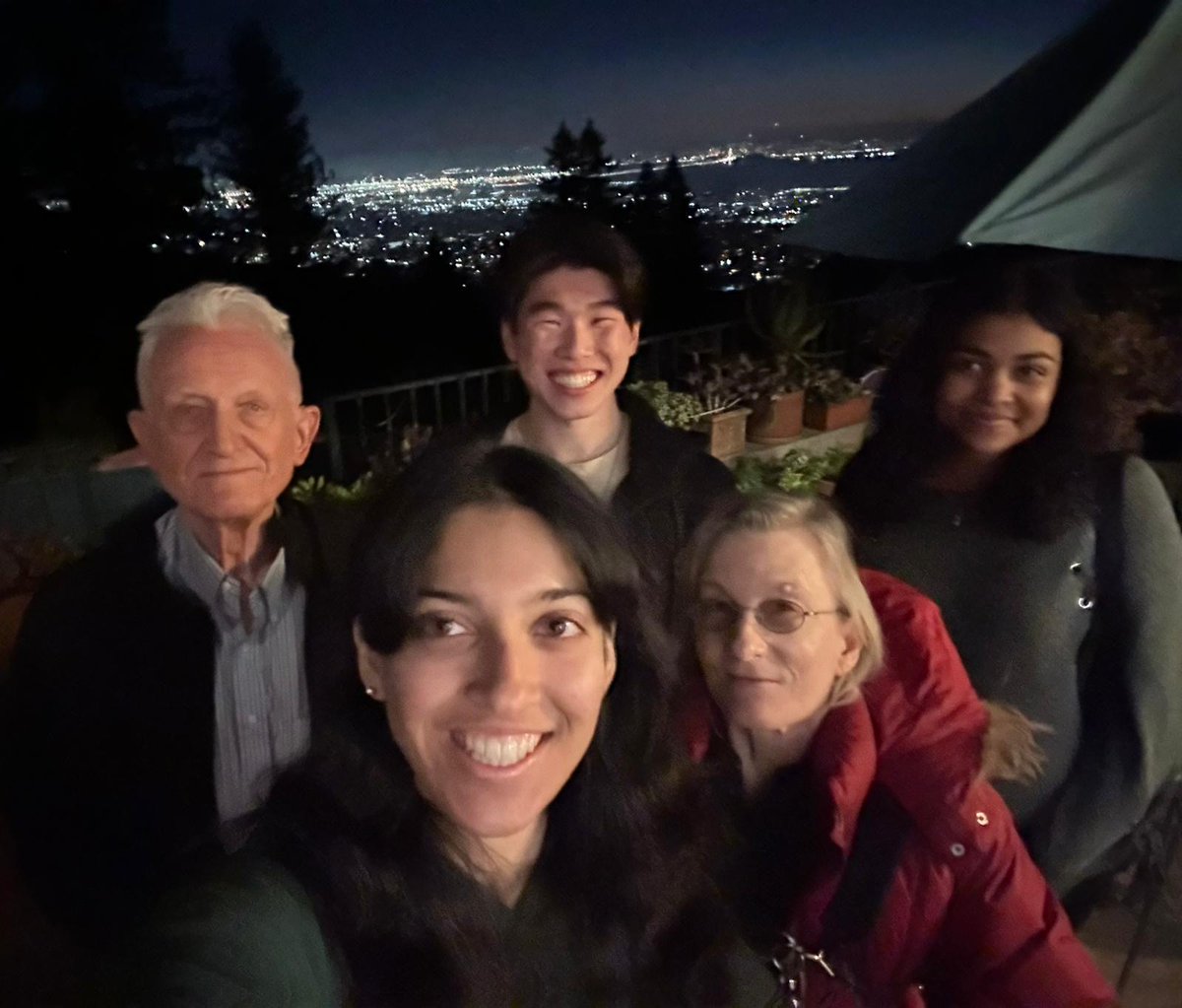 siekhauslab's tweet image. Los Angeles fires meant Daria and the undergrads evacuated from UCLA to Bay Area, so we had a get together in Daria's fathers house