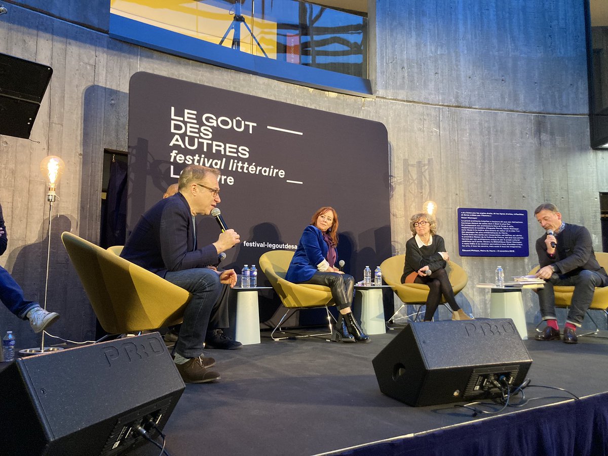 EgloffValerie's tweet photo. Bel hommage à #BenoitDuteurtre #festival-legoutdesautres avec les témoignages de ses proches et amis @mvoinchet #sophiepichon #alirebeihi #nathalieduteurtre et lectures par #yoannparize en musique @JFZygel https://t.co/GWUl57hTOy