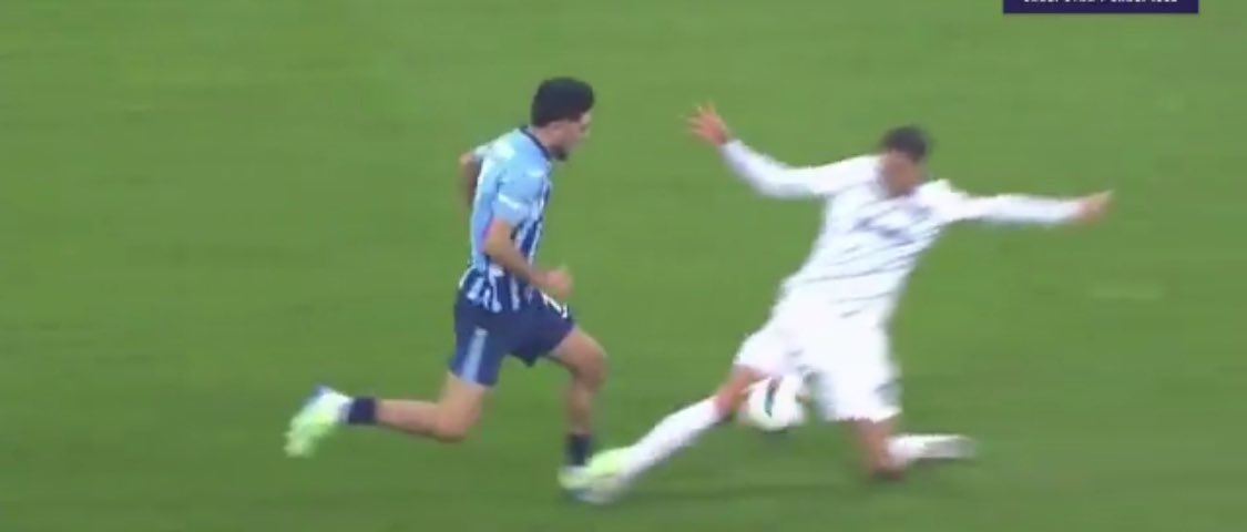 Mata_Gs's tweet photo. Konya maçında Dzeko kırmızı görmedi…

Son sıradaki ADS takımını hakemin kırmızı kart ikramıyla ve kötü bir oyunla yenebilen takımın adıdır Fenerbahçe 

#ADSvFB https://t.co/9ihwZ8Ggw7