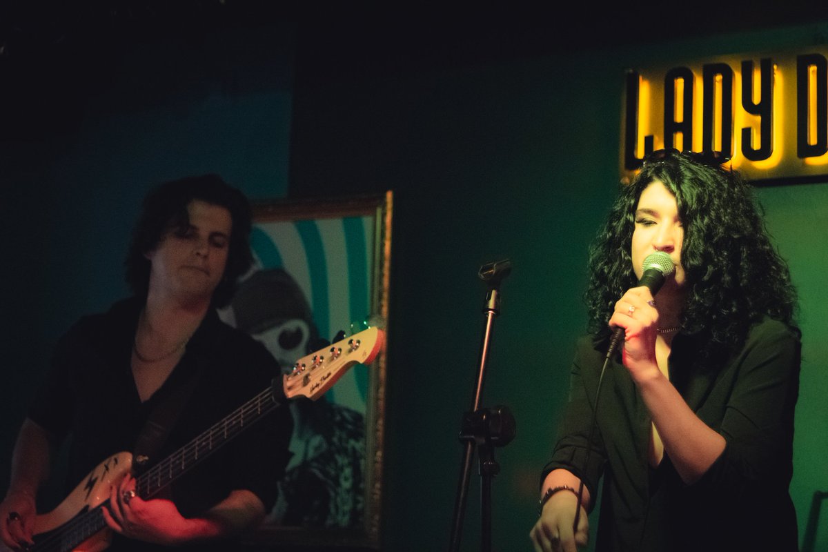 CH__Oficial's tweet photo. - SEVILLA -

Os dejamos unos recuerdos de nuestro paso más reciente por el micro abierto del #ladydramaindierockbar

Además, podréis encontrar un adelanto de algo en lo que andamos trabajando 🌹

Pronto más, y mejor... ⏳

📷 @LaurYasss // 🎨 En El Ojo de Dani https://t.co/CiSYAO1Uir