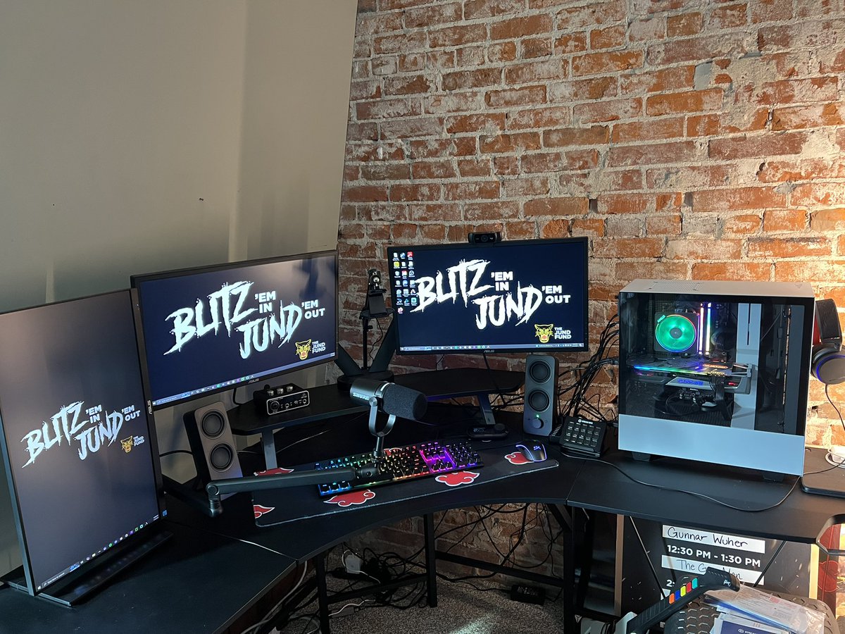 Here’s a little before and after of my recent stream upgrades!
- Third Asus monitor
- SHURE MV7+ mic
- Behrringer UM2 Mix-Amp
- Elgato Stream Deck 
My glorious return to streaming is ever closer!