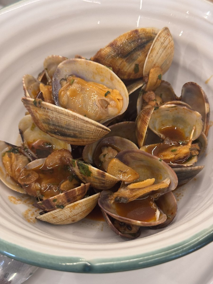 Que bien hemos comido hoy en <a href="/AndalaMarbella/">Andala Marbella</a> 

Crema de berenjenas asadas con sardina en salazón, cogollos plancha con refrito de ajo y papada, almejas marinera picantes, alcachofa con beurre Blanc y queso payoyo y… sigue 🧵