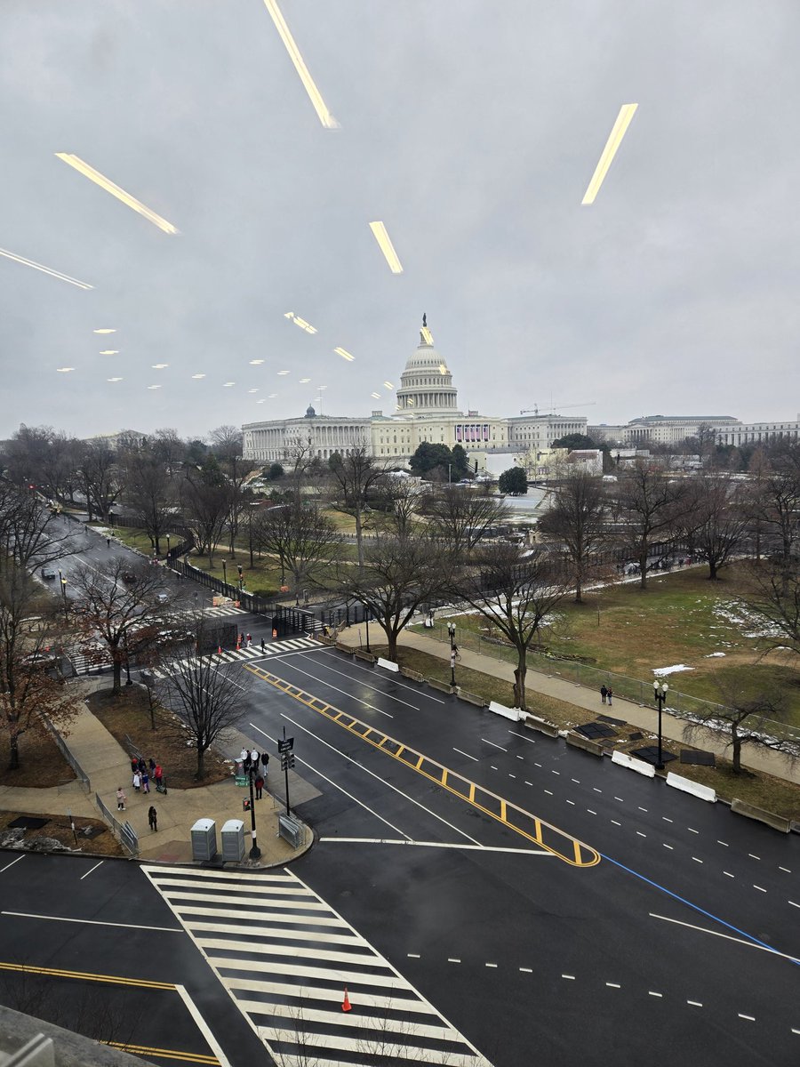 En los preparativos para la toma de posesión de #DonaldJTrump #Inauguration2025 con un frío que promete ponerse peor en las proximas horas.