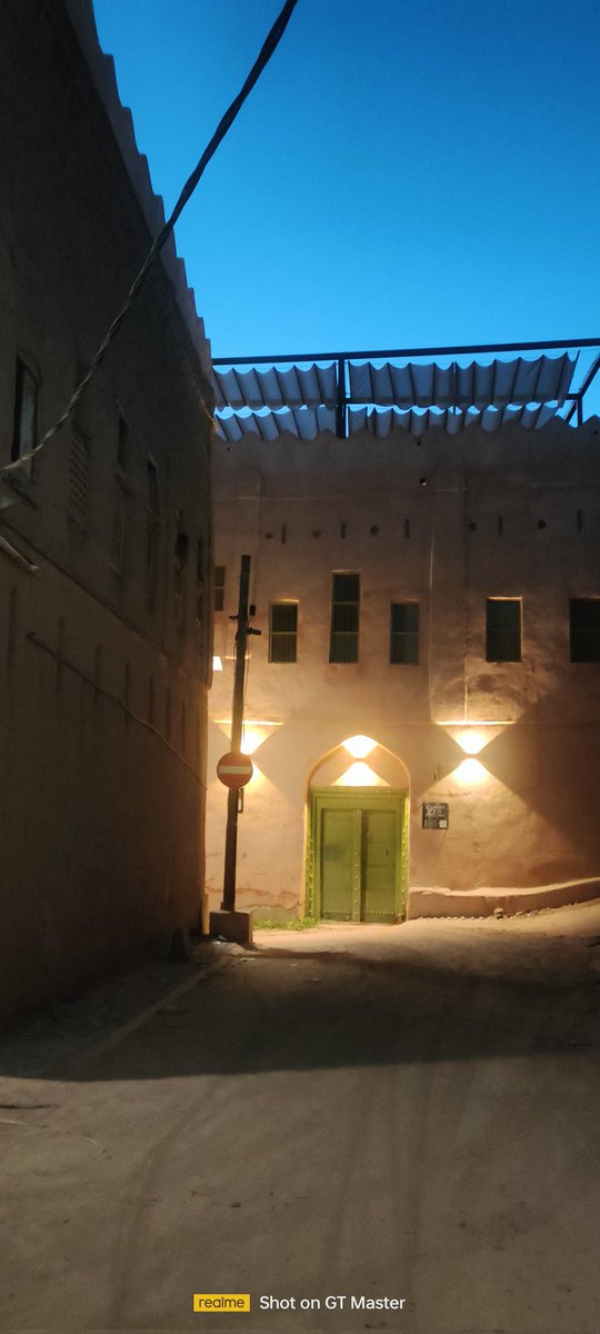 SultanSaif6's tweet photo. 2️⃣  هنا ذكريات الماضي الجميل، بقية المنازل بدون أصوات وساكنيها، وكأنها فارقت كل الأجيال أجيال من بناها ومن تربى وقت طفولته، وانتقل إلى مباني حلت محل قصور الماضي الزاهية بروعة وجمال وأصالة بنائها إنها #بلدة_حمراء_العبريين https://t.co/RpCKqPV87J