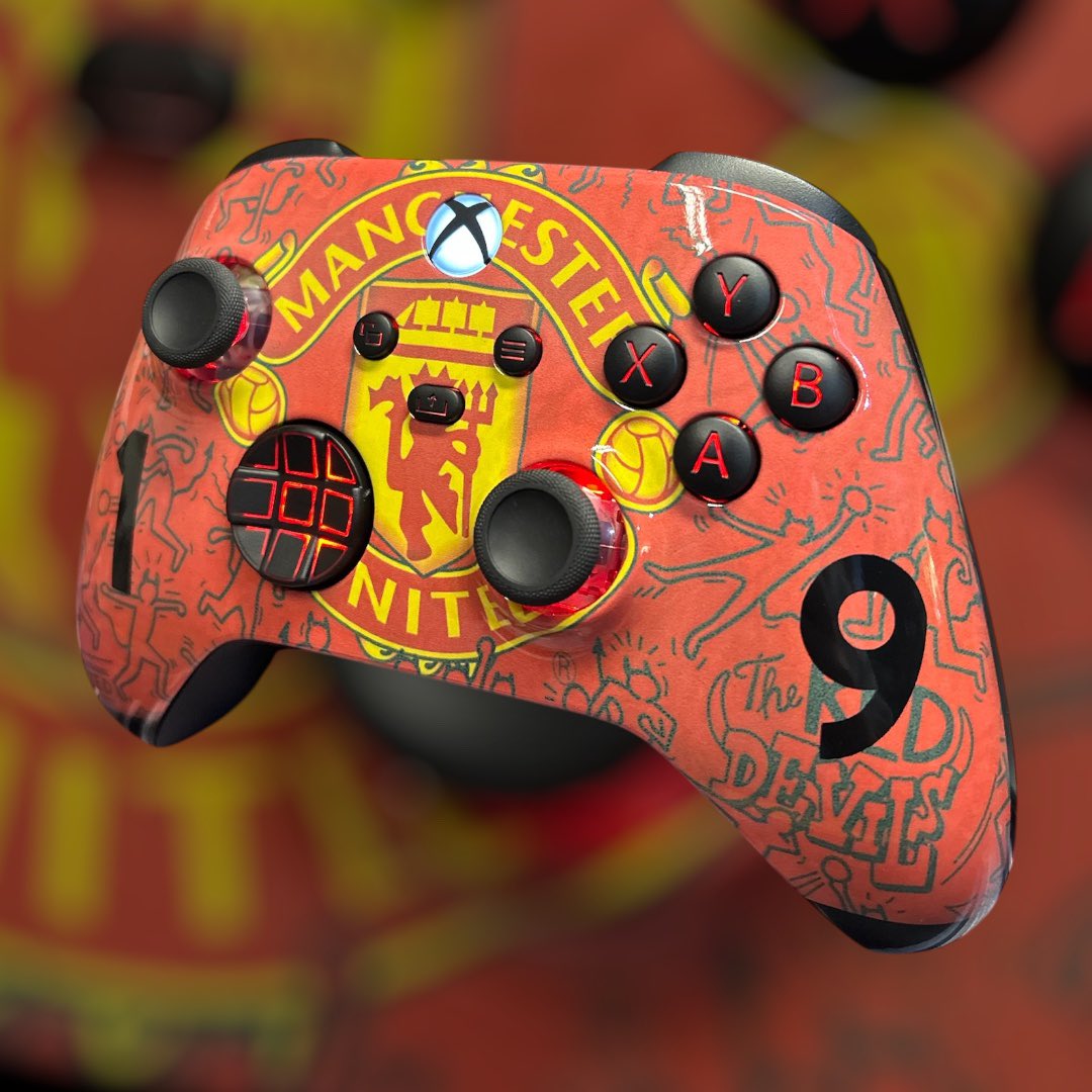 CesarsDesigns's tweet photo. I know it’s been rough for Manchester fans but here’s a custom controller to make things feel a little better. 😂 
.
#cgdcustoms #premierleague #manchesterunited #cristianoronaldo #waynerooney #soccer #futbol #gamers #hydrodip #extremerate https://t.co/bITqAibpJT