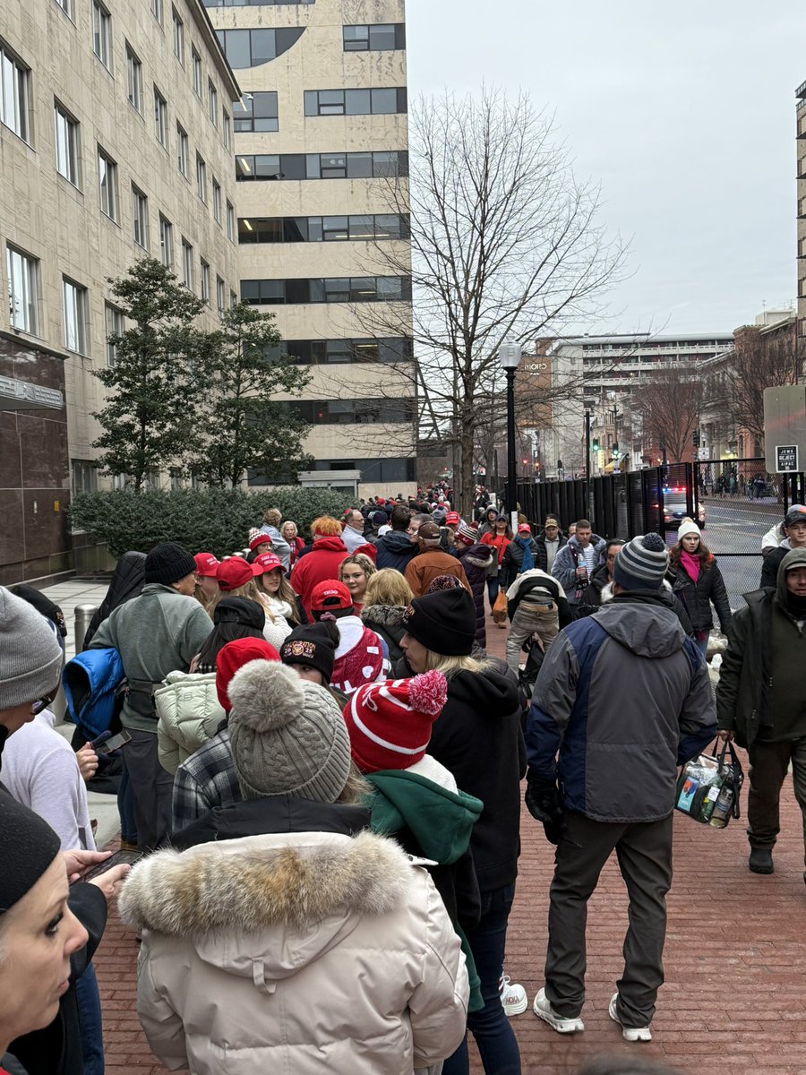 cameronstewart_'s tweet photo. Tens of thousands of people lining up for hours in freezing conditions outside Capital One Arena to try and get a seat at the @realDonaldTrump victory rally. People have traveled from all over the world to line up https://t.co/buWjLiF6nc