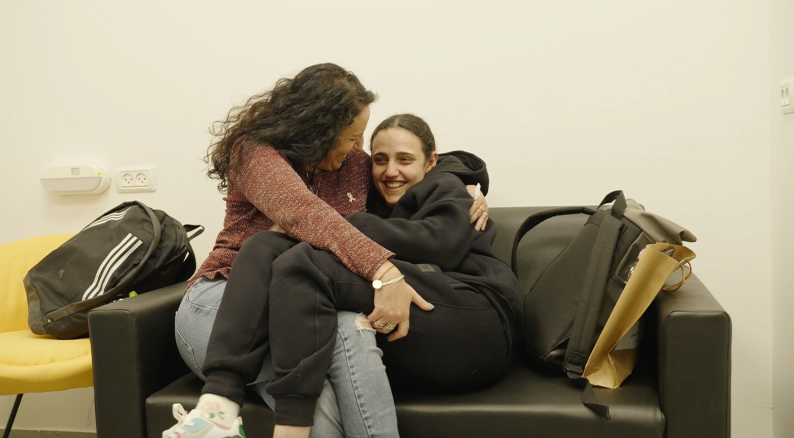 Imagem do reencontro de reféns com suas famílias