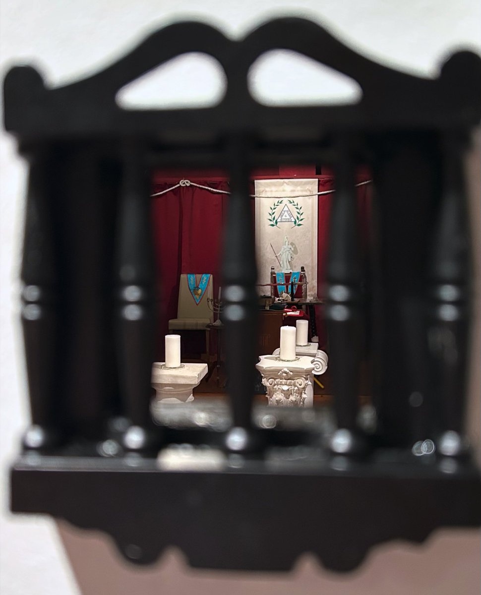 "Quien mira hacia fuera, sueña.
Quien mira hacia dentro, despierta"

- Carl Gustav Jung