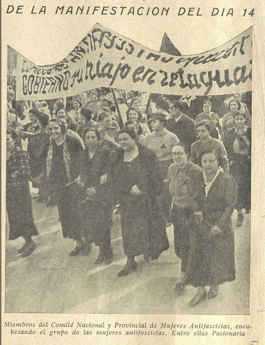 Dolores Ibárruri junt a Consuelo Barber "La Pasionaria de València". Ara alçarà de nou la veu gràcies a la clonació al nostre podcast. Un equip d'enginyeria en IA de la <a href="/UV_EG/">Universitat València</a> treballa des de fa mesos en el projecte que podrem sentir en breu en <a href="/apuntpodcast/">À Punt Pòdcast</a>