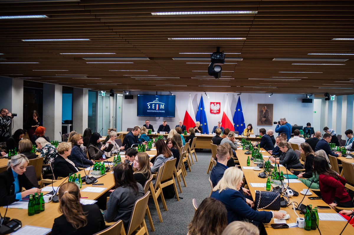 UKorczaka's tweet photo. W najbliższych dniach opublikujemy syntetyczne podsumowanie w formie dokumentu white paper. Celem inicjatywy jest odczytanie praktycznego zastosowania zasad wynikających z Konwencji o prawach dziecka w obszarze mediów cyfrowych, edukacji, zarządzania. https://t.co/77aROaNkBW