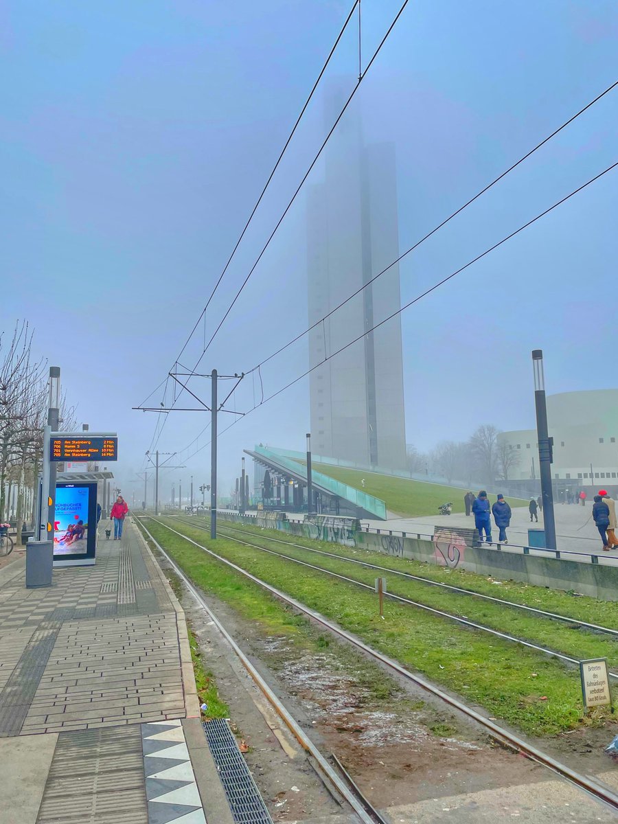 Die Sonne kam heute Nachmittag in #Düsseldorf einfach nicht gegen den Nebel an … 🌫️😶‍🌫️