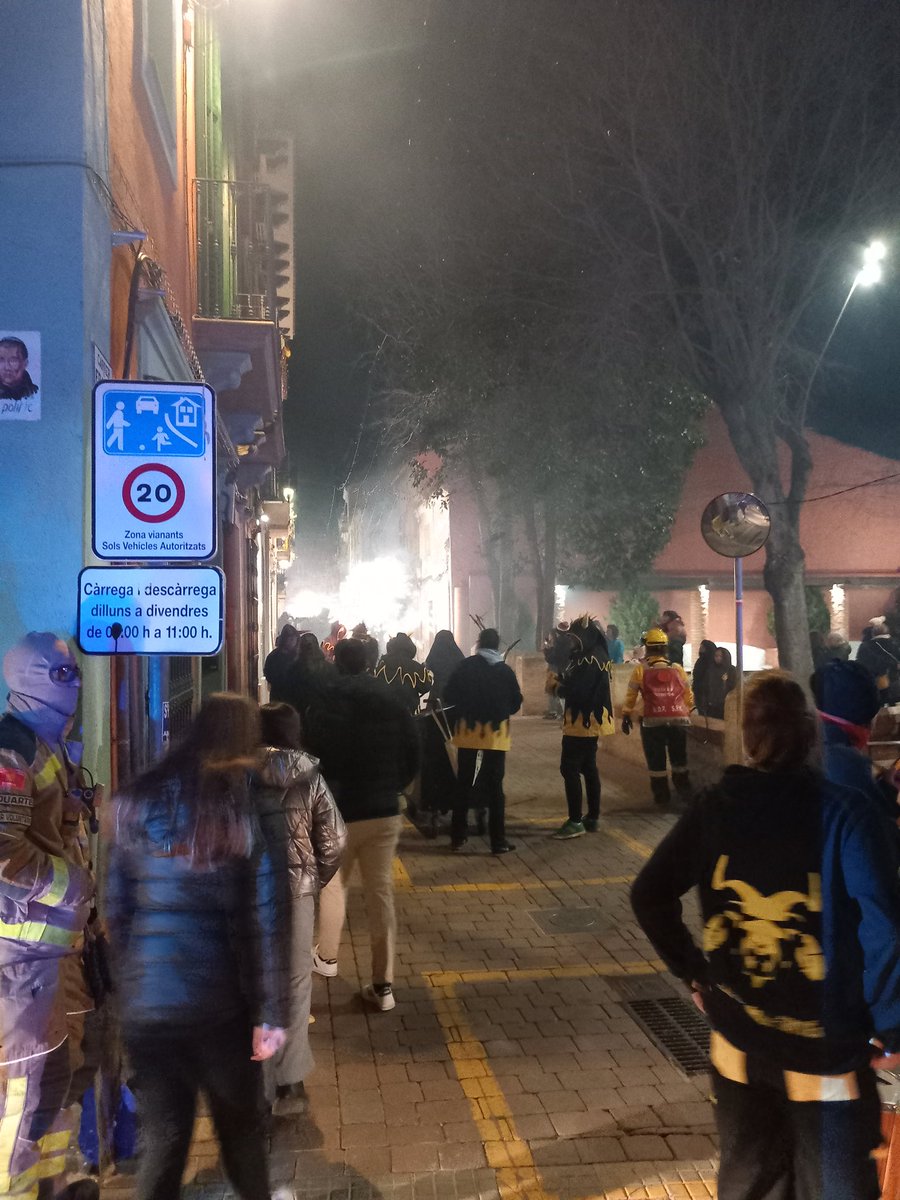 Serveis del cap de setmana:
✅️ revisió foc de cuina a Cardedeu
✅️ foc de xemeneia a Vilanova (en ajuda a bombers Granollers)
✅️ foc de generador eléctric a Vallrromanes
✅️ preventiu correfoc a Sant Antoni

Recordeu trucar al ☎️1️⃣1️⃣2️⃣ en cas d'emergència