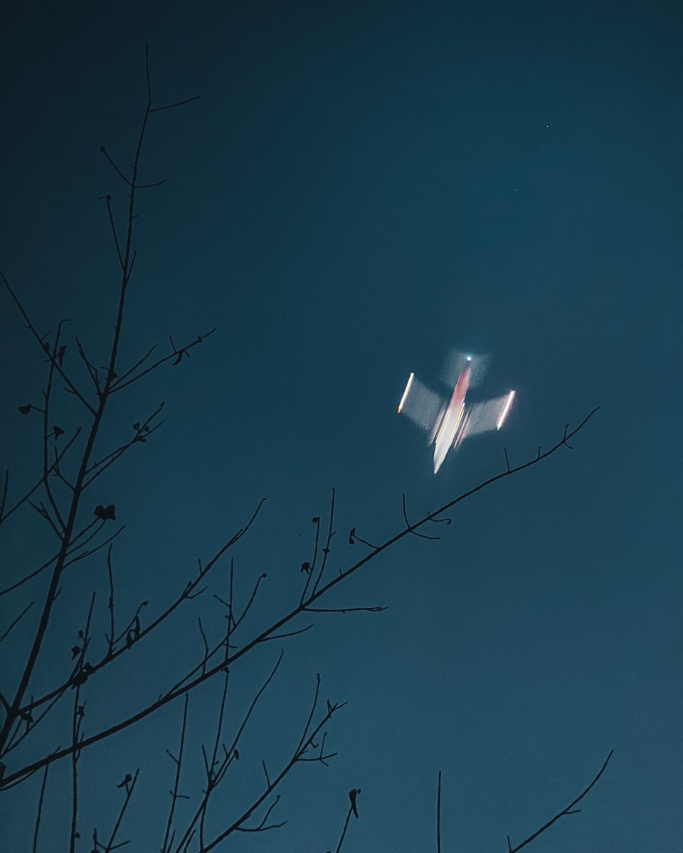 thethiirdeyee's tweet photo. Trying to capture a flying plane at night time! **FAILED!** But still love the way how this picture came out! 🛩️😍

📸 #shotoniphone #mobilephotography https://t.co/vC2wenQtLY