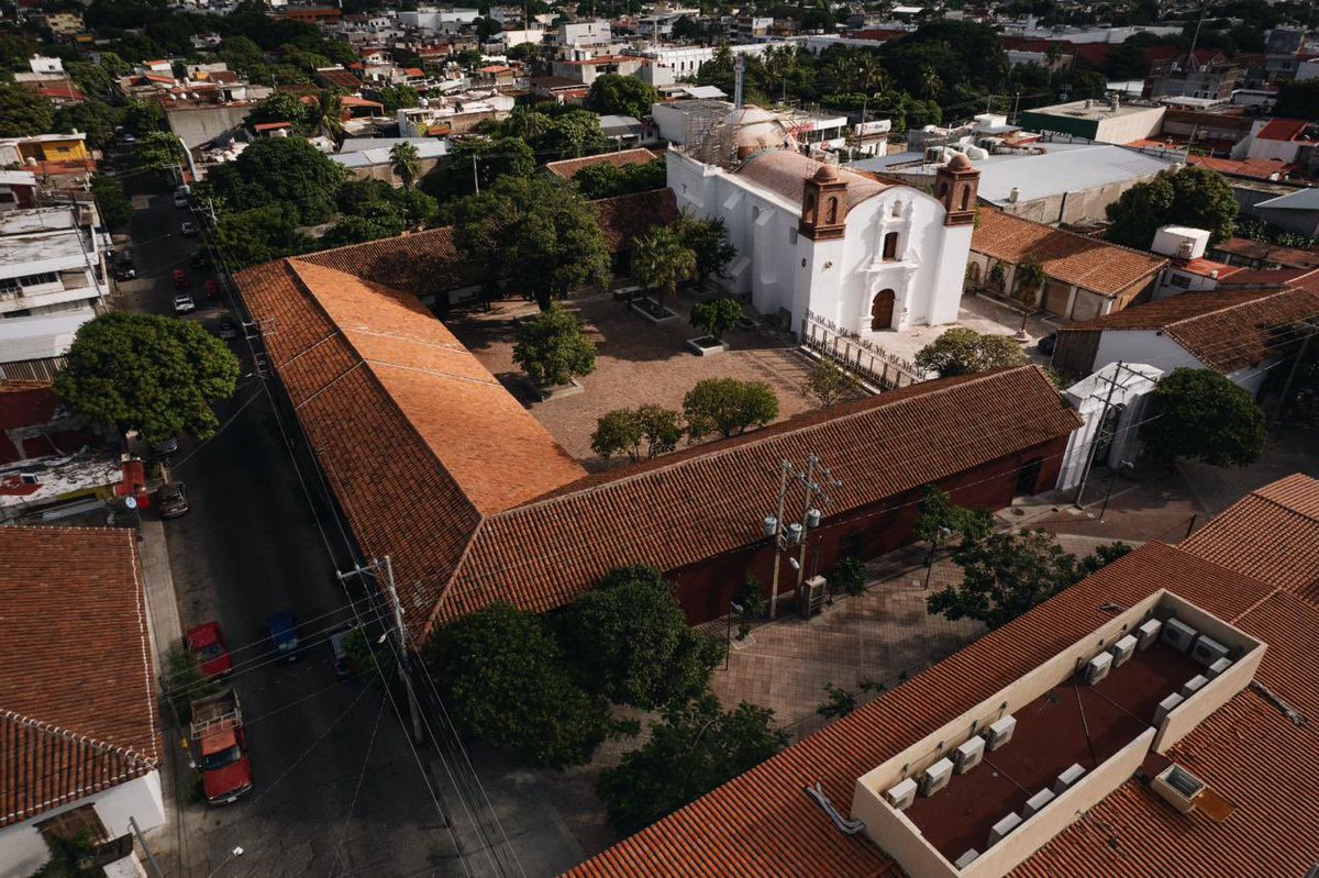 ccurieldeicaza's tweet photo. No dejen de visitar la Casa de la cultura de Juchitán de Zaragoza, #Oaxaca, fundada por el maestro Toledo y una comunidad de artistas juchitecos: símbolo de cultura nacional y trabajo comunitario. Cuenta con una colección de piezas prehispánicas y una exhibición de Toledo y otros artistas. A un costado está la Parroquia de San Vicente Ferrer. Ambas patrimonio cultural del país, recientemente entregadas tras un trabajo de reconstrucción y restauración con una inversión de 70 millones de pesos del Programa Nacional de Reconstrucción con apoyo del @GobOax @FundacionAHHO @alfredoharphelu @INAHmx