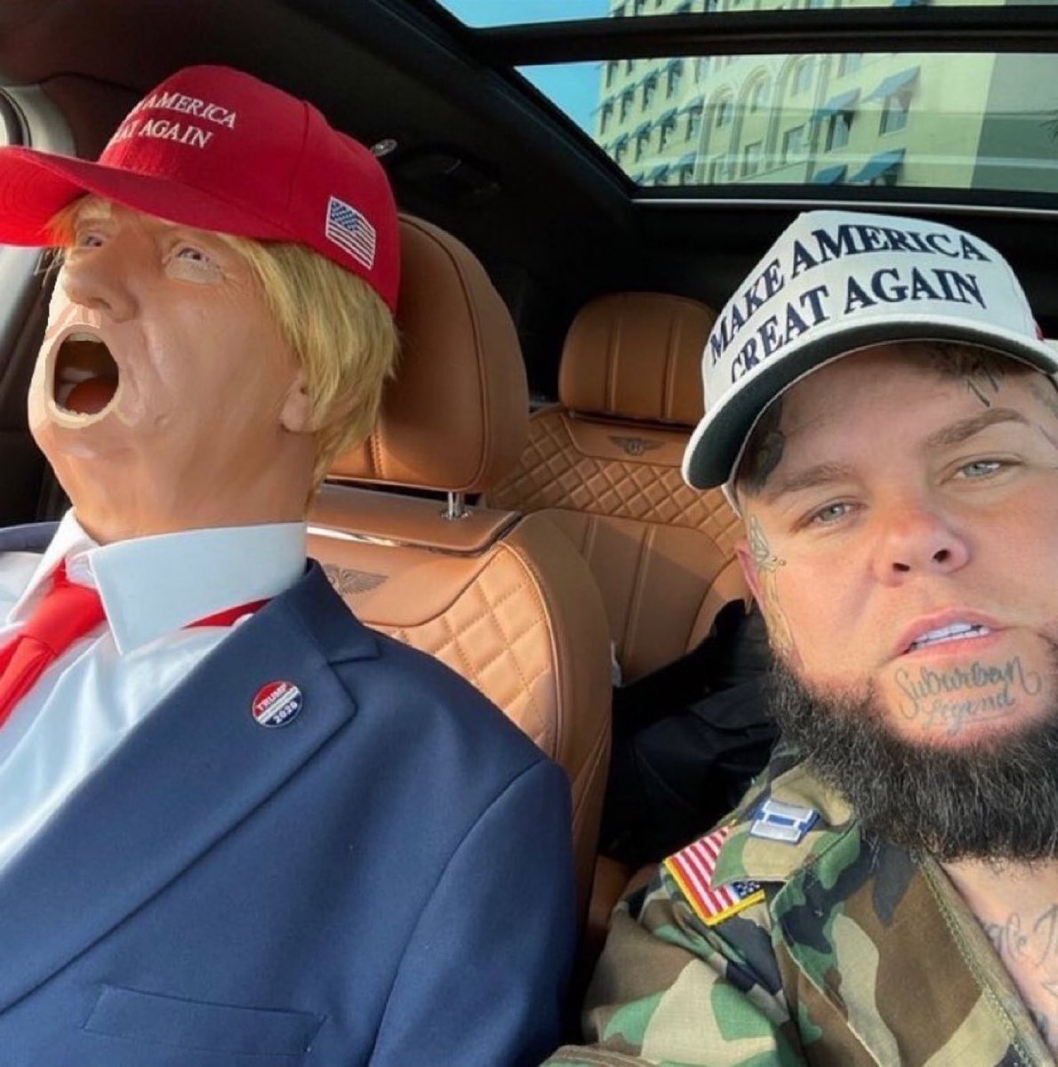 KJamake's tweet image. BAHAHAHAAAA 😆 That’s not Jelly Roll! 
I can’t stop laughing 🤣 😂 🤣
It’s this clown! 🤡 😹