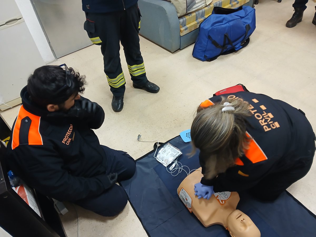 avpcvendrell's tweet photo. Avui reforcem la formació sanitària i practiquem l'ús del  material disponible @elvendrell_cat  @Coordinadora_AV https://t.co/JY8TbcLhAW