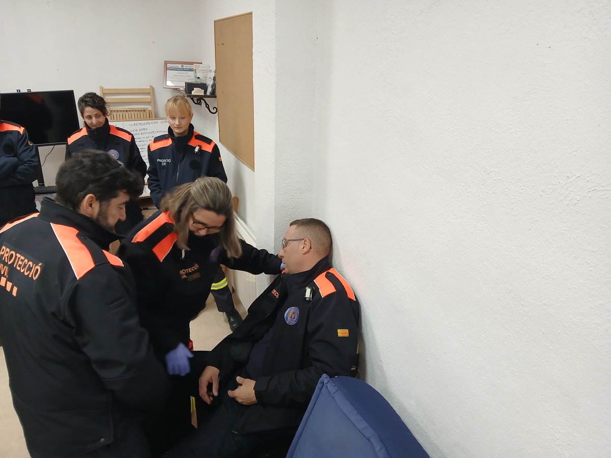 AVPC EL VENDRELL (@avpcvendrell) on Twitter photo Avui reforcem la formació sanitària i practiquem l'ús del material disponible <a href="/elvendrell_cat/">Ajuntament del Vendrell</a> <a href="/Coordinadora_AV/">Coordinadora AVPC-Catalunya</a> Avui reforcem la formació sanitària i practiquem l'ús del material disponible <a href="/elvendrell_cat/">Ajuntament del Vendrell</a> <a href="/Coordinadora_AV/">Coordinadora AVPC-Catalunya</a>