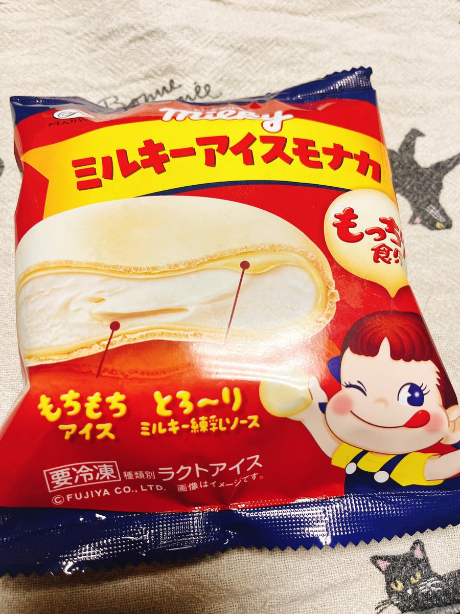 pira7575's tweet photo. ミャンマーの子が
最近ハマってるラーメンをくれた🍜
「辛くないから、
ぴいらさんも食べれるよ😊」って
めーちゃくちゃ辛いんだけどw

でも、ライムにレモングラスの香りがして、
とても美味しかった♡

あと旦那ちゃんから
冷凍庫の中にプレゼントが😻
おいちい♡

⚠️すべて夜食です🫥 https://t.co/wkymhhT4wJ