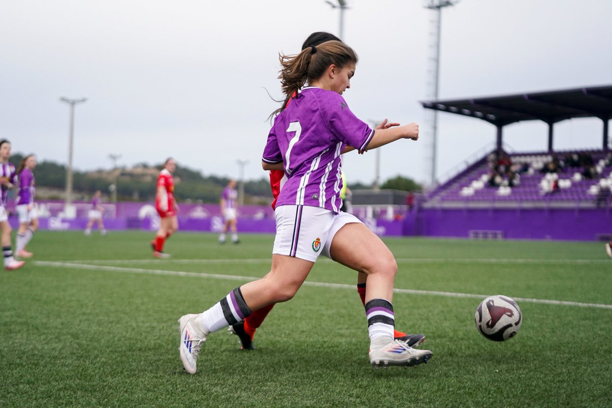 RVfemenino's tweet photo. 💜🙌🏻 ¡Triunfo de nuestro filial!

Las de Ali Carranza se impusieron (3-2) al @CDNavega en esta jornada 15 en Gonalpi.

⚽️ Los goles de Carmen, Gago y Jimena permiten recuperar la sexta posición.

#pucela #RVFemenino https://t.co/hDunxFOCkc