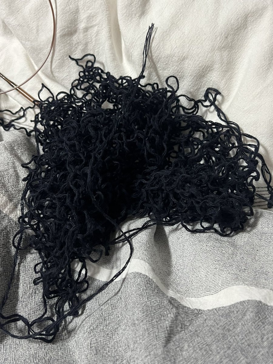 짜장면 한그릇 나왓숩니다🍝🍜

결국엔 눈에 계속 밟혀서 그냥 풀렀어요..
근데 2합잡고 뜨다보니 푸르시오 하다가 완전 엉켜서 풀리지도 않고 실이 오히려 끊기길래 잘라버렸습니다.. 아까운 내실..
단종된 실이라 뜨다가 이제 실 부족하면 영원히 문어발로 남게되는…