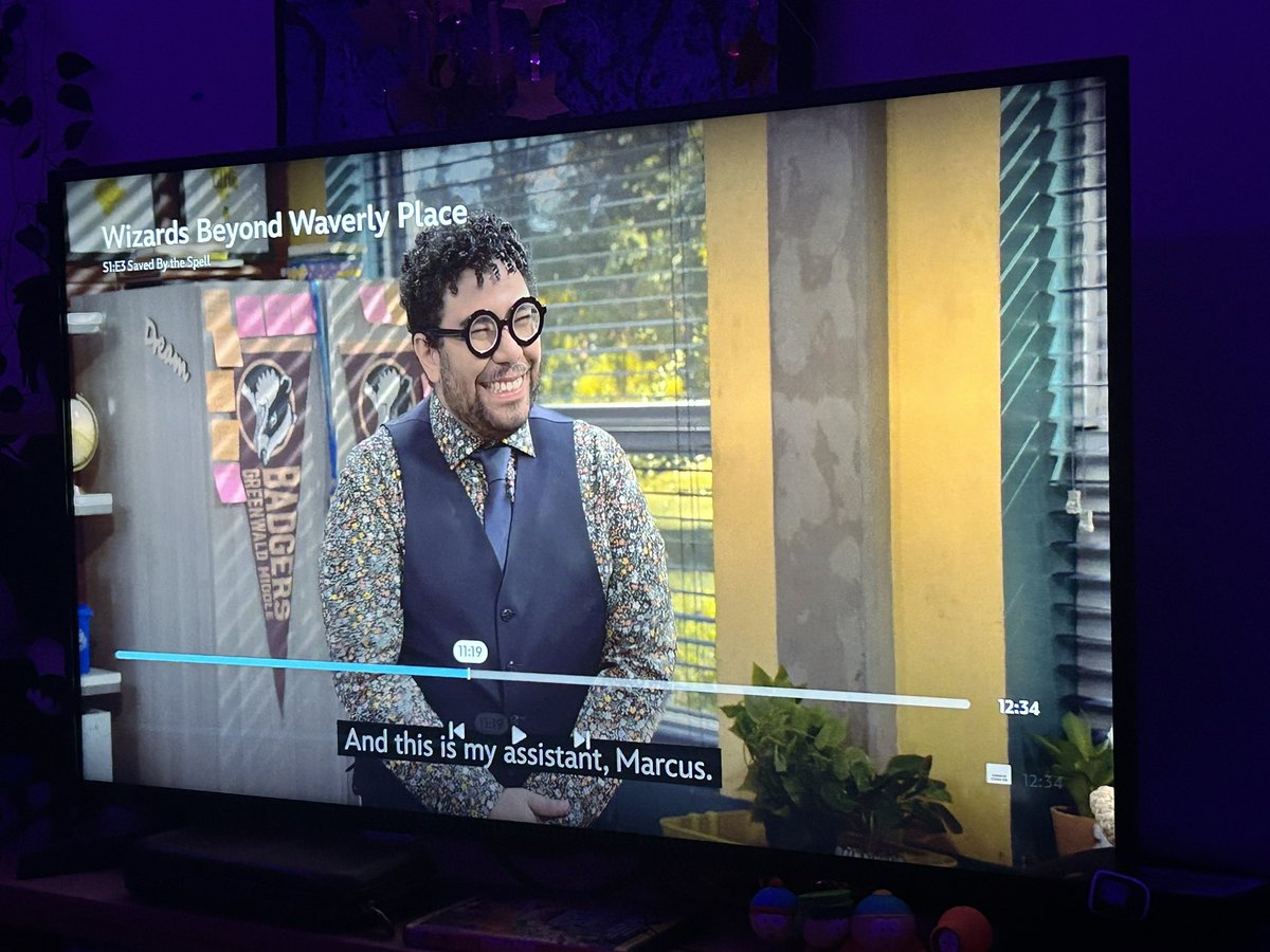lesbianghostie's tweet photo. WHY DID NO ONE TELL ME THAT OSCAR MONTOYA IS IN THE WIZARDS OF WAVERLY PLACE REBOOT?????? WAS I JUST SUPPOSED TO FIND THIS OUT MYSELF???? https://t.co/wnRvy87Xty