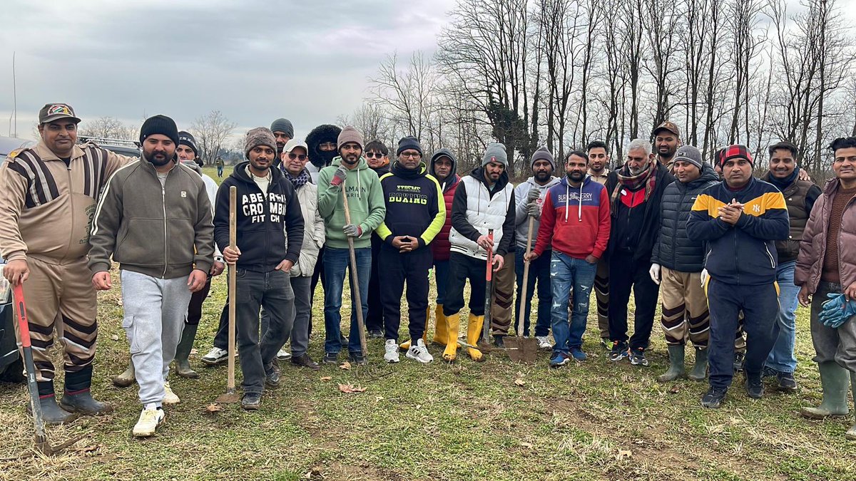 sram7972's tweet photo. #TreePlantationByDSS
Saint Dr MSG InsanToday, inspired by the teachings and blessings of Saint Dr. Gurmeet Ram Rahim Singh Ji Insan, Dera Sacha Sauda volunteers carried out a tree plantation drive in Italy. https://t.co/b6UgfMQAxl