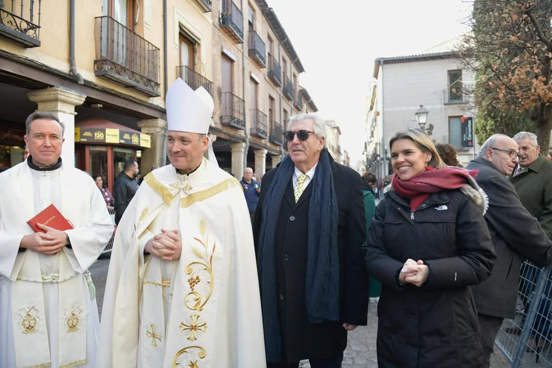AlcalAntitauri1's tweet photo. A un lado, la alcaldesa de Alcalá, de PP-Vox, disfrutando mientras se bendice a animales; al otro, la misma alcaldesa (y algunos de sus concejales) aplaudiendo mientras se apuñala, humilla y mata a otros animales sólo para que ella y unos pocos asistentes puedan divertirse. https://t.co/iEdyfm9XoE