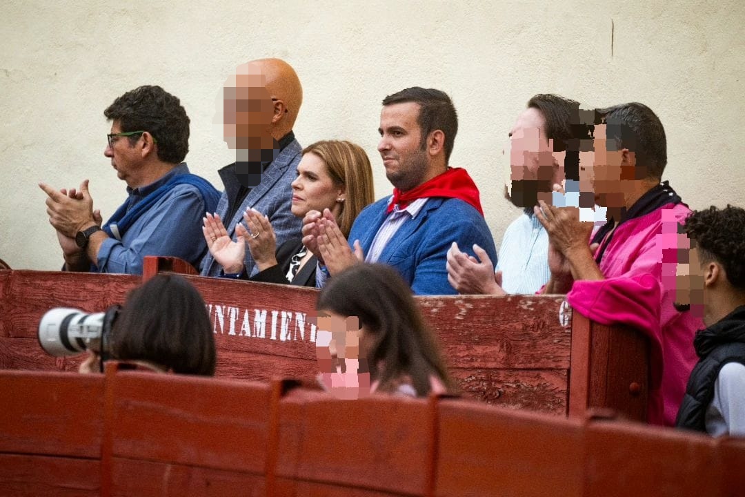 AlcalAntitauri1's tweet photo. A un lado, la alcaldesa de Alcalá, de PP-Vox, disfrutando mientras se bendice a animales; al otro, la misma alcaldesa (y algunos de sus concejales) aplaudiendo mientras se apuñala, humilla y mata a otros animales sólo para que ella y unos pocos asistentes puedan divertirse. https://t.co/iEdyfm9XoE