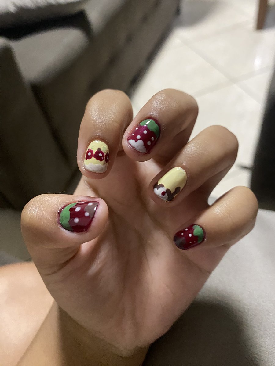 bob0dacort3's tweet photo. voces sao basicas demais pra entender a beleza dessas unhas https://t.co/2jQEbvg7pE