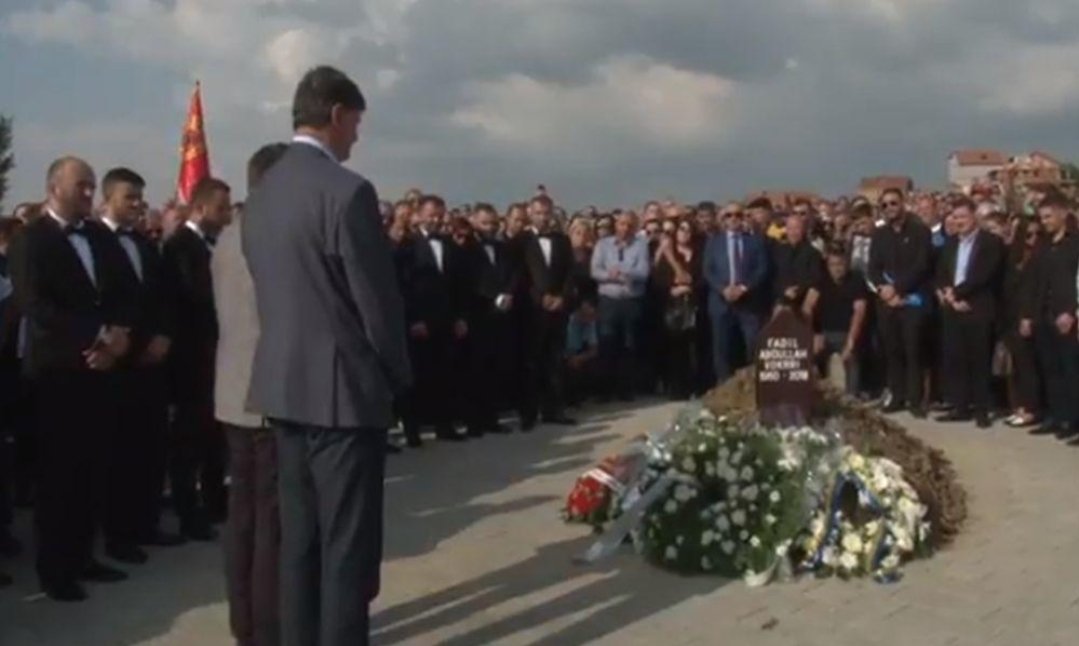 VasilRSB's tweet photo. Свака птица своме јату лети.
Да подсетимо, ова џукела је цркла месец дана након што је као председник такозваног Фудбалског савеза Косова забранио Црвеној звезди да одигра хуманитарну утакмицу у Грачаници.
Опште познато је и да је та џукела недељу дана раније била на састанку у Франшу са овом двојицом, који су му први ред на сахрани.
Сваком своје.
🔴⚪🇷🇸КМ!