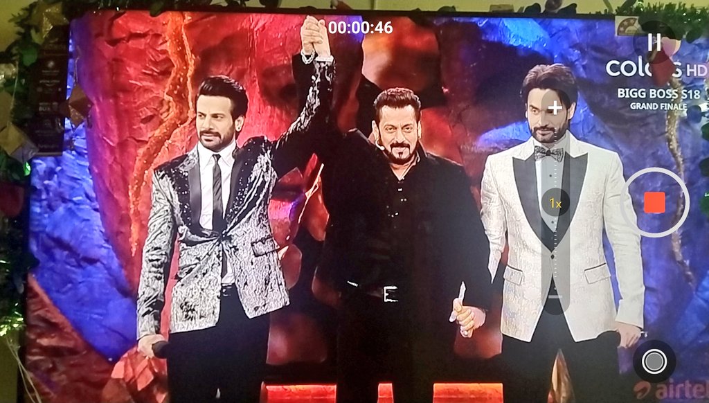 GauravAkshay16's tweet photo. 🎉THE WINNER IS @KaranVeerMehra 🏆
❤️VOTE FOR 🏆@KaranVeerMehra  the world  Let’s do this together and get that trophy home 🏆Grateful for each one of you, always 💯vote for #KvMForTheWin 😍
#KaranveerMehra 
#KaranveerMehra𓃵
#BiggBoss18 #BiggBoss #BiggBoss18Finale
 #BigBoss https://t.co/8jDwHjGiw1