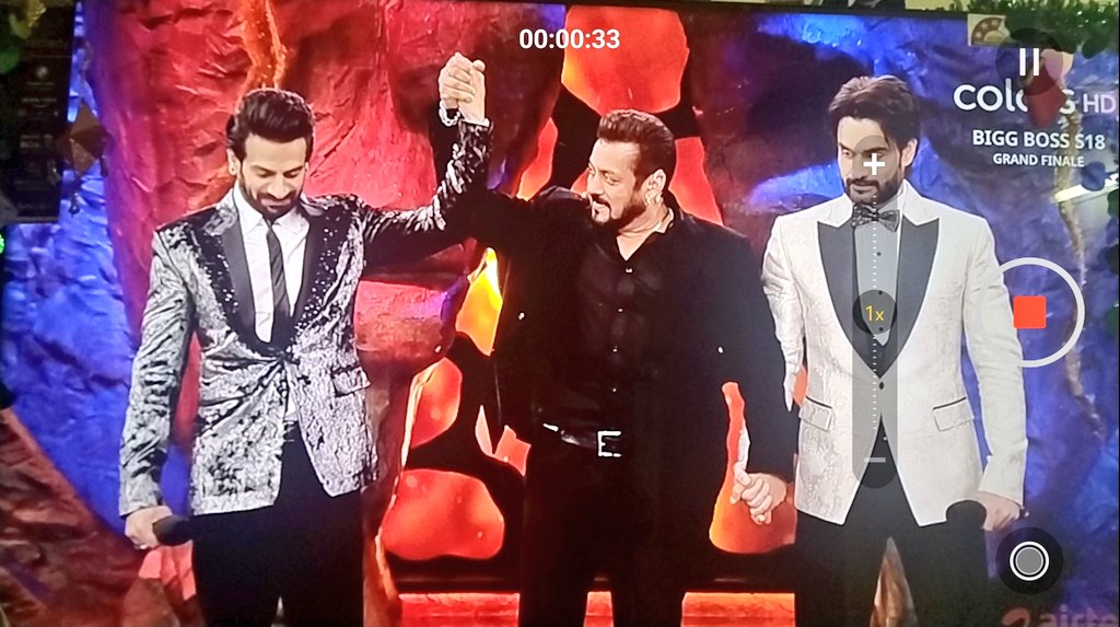 GauravAkshay16's tweet photo. 🎉THE WINNER IS @KaranVeerMehra 🏆
❤️VOTE FOR 🏆@KaranVeerMehra  the world  Let’s do this together and get that trophy home 🏆Grateful for each one of you, always 💯vote for #KvMForTheWin 😍
#KaranveerMehra 
#KaranveerMehra𓃵
#BiggBoss18 #BiggBoss #BiggBoss18Finale
 #BigBoss https://t.co/8jDwHjGiw1