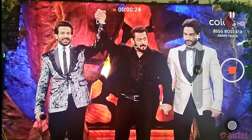 GauravAkshay16's tweet photo. 🎉THE WINNER IS @KaranVeerMehra 🏆
❤️VOTE FOR 🏆@KaranVeerMehra  the world  Let’s do this together and get that trophy home 🏆Grateful for each one of you, always 💯vote for #KvMForTheWin 😍
#KaranveerMehra 
#KaranveerMehra𓃵
#BiggBoss18 #BiggBoss #BiggBoss18Finale
 #BigBoss https://t.co/8jDwHjGiw1