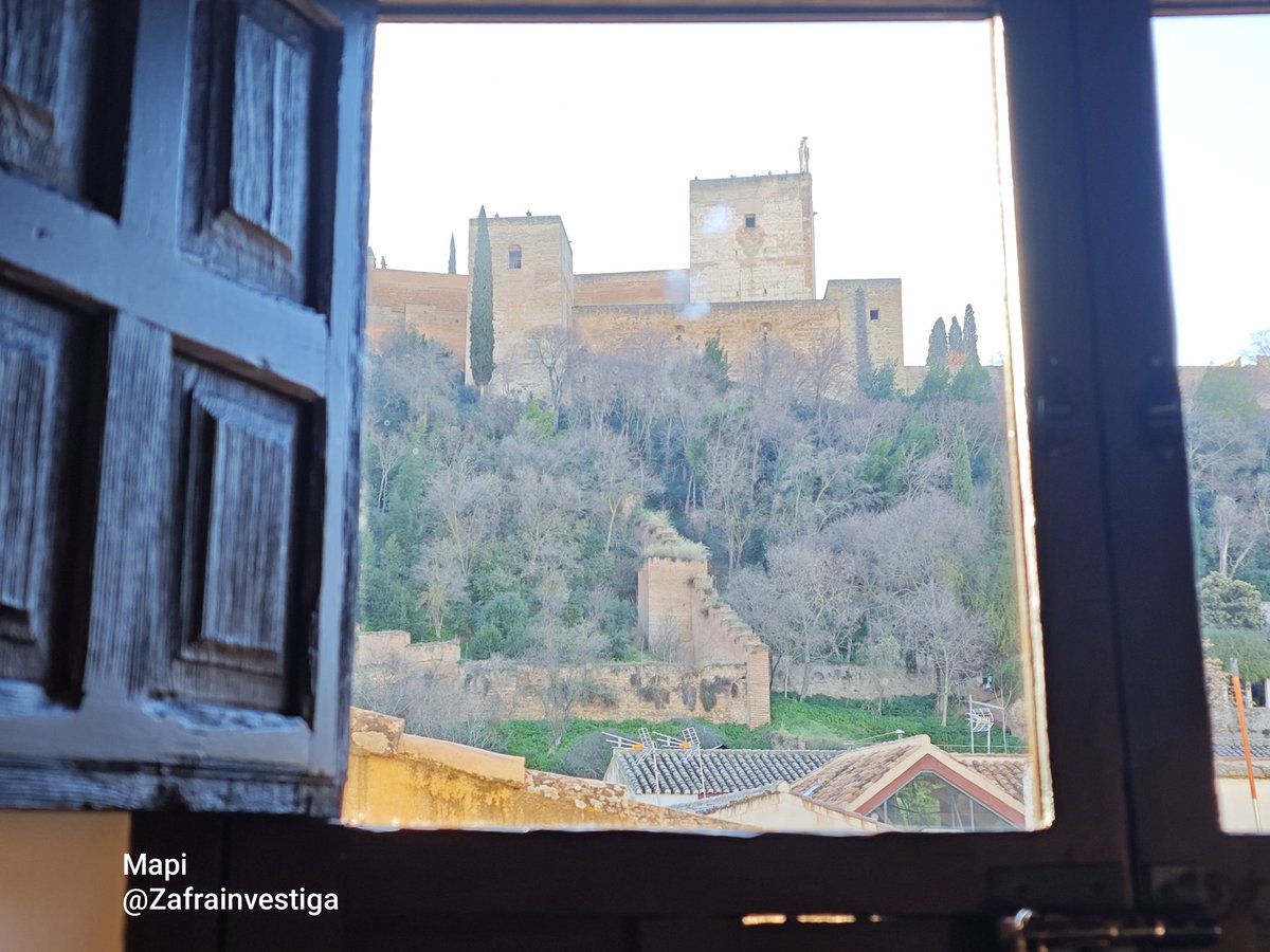 Zafrainvestiga's tweet photo. Ventanas con vistas a #LaAlhambra
#Granada está indefensa ante la gente; pues ante los halagos nada ni nadie tiene manera de defenderse.. es apta para el sueño y el ensueño, por todas partes limita con lo inefable.. será siempre +plástica q filosófica, +lírica q dramática #GLorca https://t.co/A6nc3K7ZNz